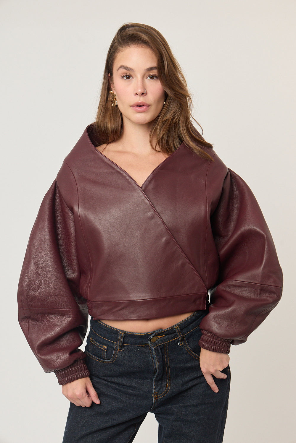 Chamarra de piel con detalle en cuello