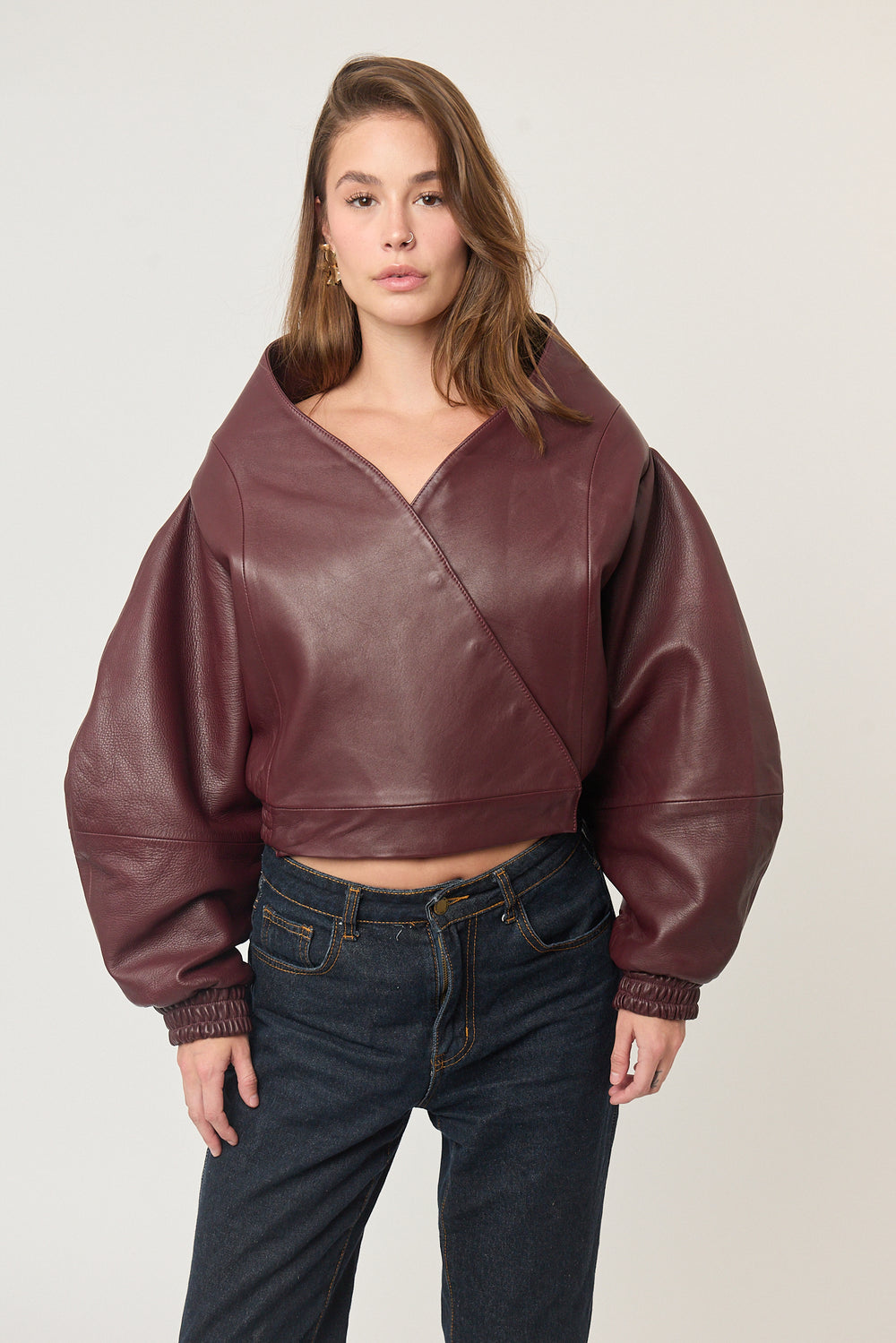 Chamarra de piel con detalle en cuello