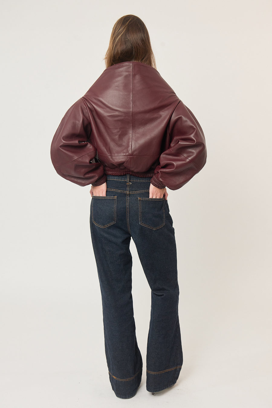 Chamarra de piel con detalle en cuello